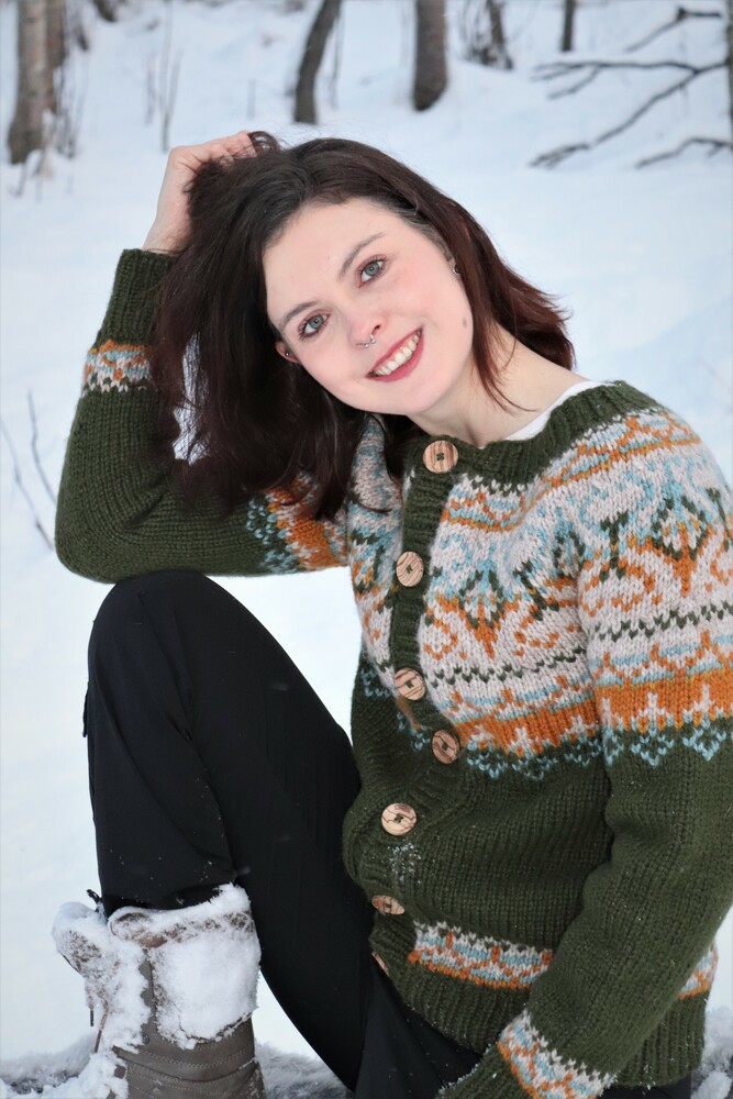 Linka NeumannAlasuqkofte Polar garnpakke i Troll og Blåne, designet av Linka Neumann