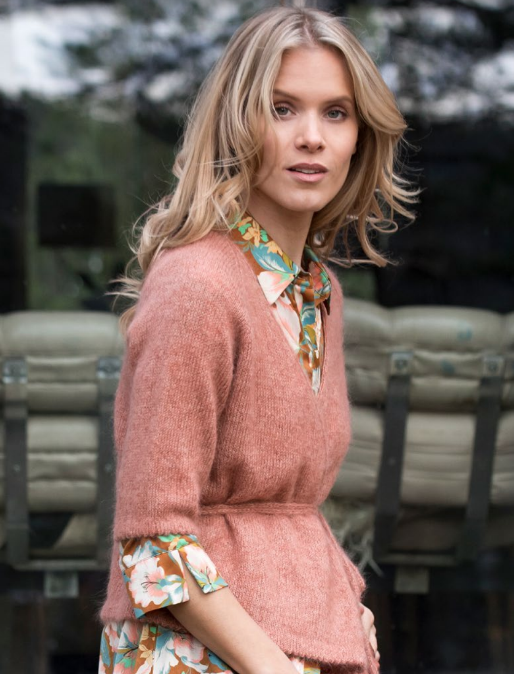 Anne-Kirsti Espenes DG 408 Denne nydelige omslagsjakken er strikket i KIDSILK ERLE  som er et luftig, børstet mohair-
garn i luksusklassen som blir til lekre, florlette og myke plagg. Bruk det enten alene eller prøv å strikke det sammen med andre garnkvaliteter. Enten enkelt eller dobbelt, som mønstereffekt sammen med et rundspunnet ullgarn eller alpakka. Husk at den oppgitte strikkefastheten er veiledende, og at du kan strikke Kidsilk Erle med tynnere eller tykkere pinner alt etter hvilket resultat du ønsker.
Strikkefasthet: 22-18 masker i glattstrikk på pinne nr 3,5-5,5 = 10 cm.