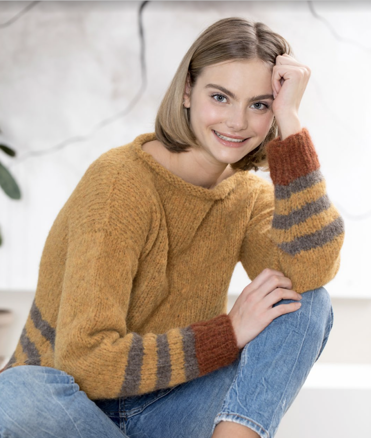 Brit Frafjord Ørstavik DSA 90-10 Strikkes i FAERYTALE 100 % alpakka, 50 gram = ca 175 meter.

Sjekk strikkefastheten ved å strikke en prøvelapp. Tell antall m pr 10 cm, har du flere m enn oppgitt, skift til tykkere p. Har du færre m, skift til tynnere p.

FINN RIKTIG STØRRELSE
1. Ta mål av et strikkeplagg som passer.
2. Sammenlign målene med oppskriften.
3. Velg størrelse ut fra overvidden på bolen.
4. Lengde på bol og ermer kan du strikke lenger eller kortere ved behov.

FORKORTELSER
r = rett, vr = vrang, m = maske, p = pinne