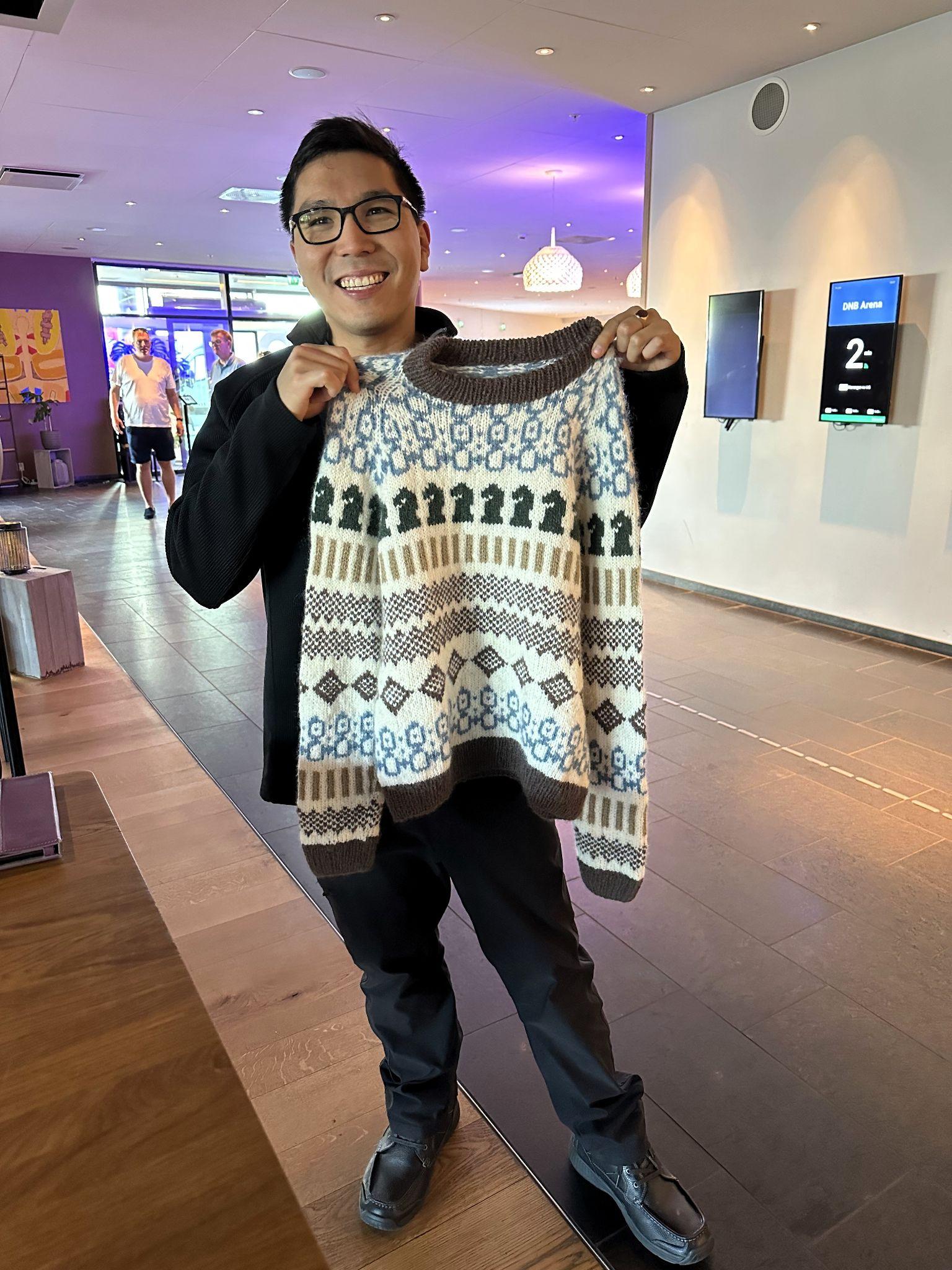 Weslwy So og Dommarju GukeshSoGukesh genser