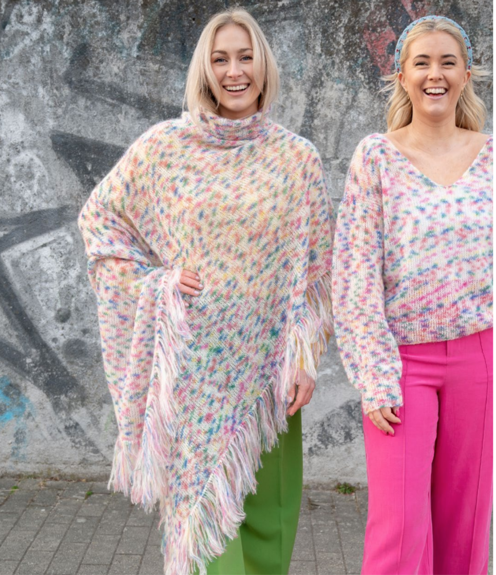 Brit Frafjord Ørstavik DG451 Deilig poncho til hverdag og fest i myke Kid Silk Erle som er et lekkert, florlett og mykt garn i mohair, silke og ull (56% kid mohair, 26% silke og 18% ull). Altså helt naturlig! 
Vekt per nøste er 50 gram.