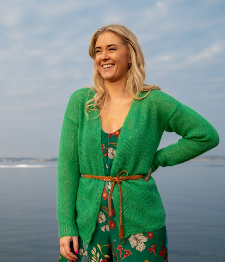 Brit Frafjord Ørstavik DG 451 Nydelig og lett jakke i  Kidsilk Erle som er spunnet av 56 % mohair, 26 % silke, 18 % ull. Har du ikke blitt kjent med denne kvaliteten hittil er den beste tiden nå!
