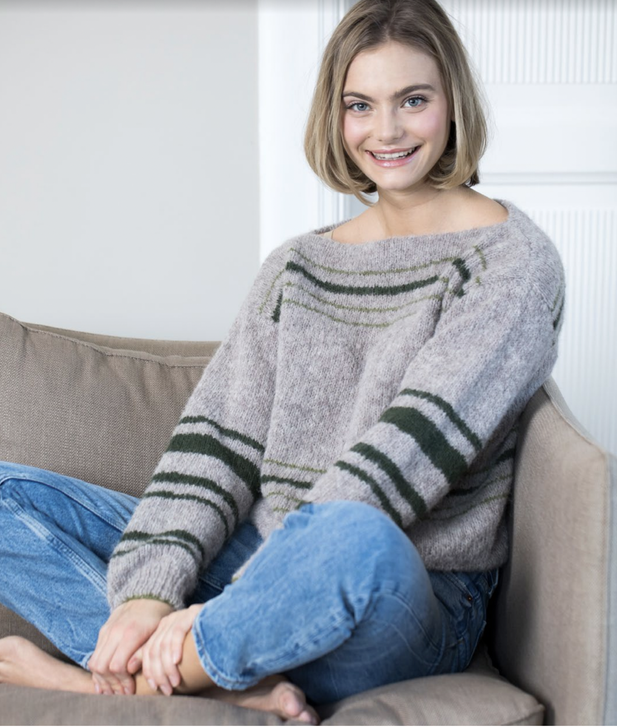 Brit Frafjord Ørstavik DSA 90-09 Strikkes i FAERYTALE 100 % alpakka, 50 gram = ca 175 meter.

Sjekk strikkefastheten ved å strikke en prøvelapp. Tell antall m pr 10 cm, har du flere m enn oppgitt, skift til tykkere p. Har du færre m, skift til tynnere p.

FINN RIKTIG STØRRELSE
1. Ta mål av et strikkeplagg som passer.
2. Sammenlign målene med oppskriften.
3. Velg størrelse ut fra overvidden på bolen.
4. Lengde på bol og ermer kan du strikke lenger eller kortere ved behov.

FORKORTELSER
r = rett, vr = vrang, m = maske, p = pinne