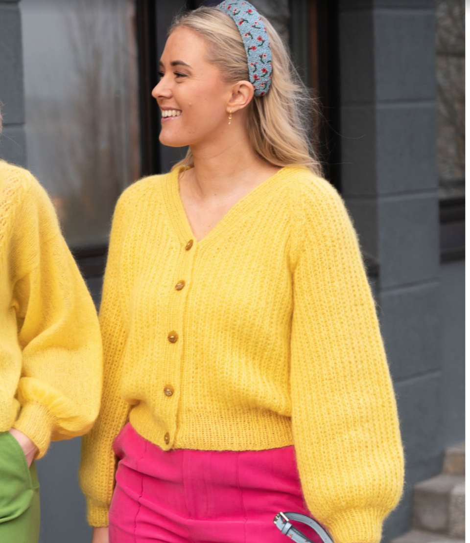 Anne-Kirsti Espenes DG 451 - 07 B-X Sommerlig jakke i friske farger i deilige Kid Silk Erle fra Dale Garn, helt naturlig i en blanding av 56 % mohair, 26 % silke og 
18 % ull. Gjør hverdagen til en fargefest!