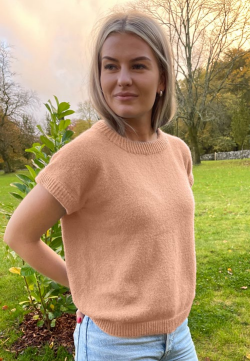 Ane Kydland Thomassen DSA 99 Digg og lett vest strikket i Dreamline pure som er spunnet av 100 % alpakka, 25 gram = ca 125 meter