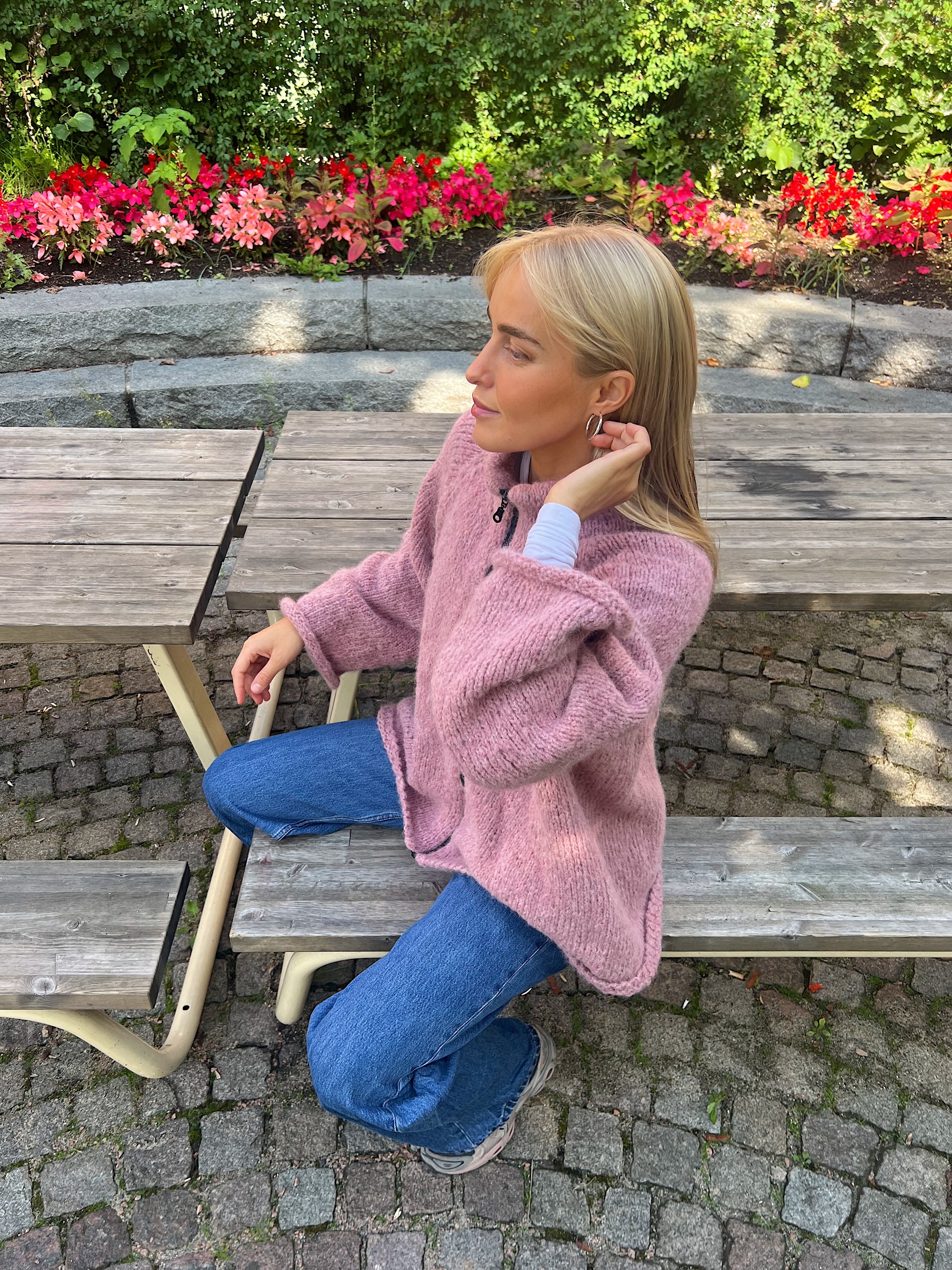 Øyunn Krogh by House of YarnAud Raglanjakke - strikkepakke i Upcycle farytale fra Du store alpakka